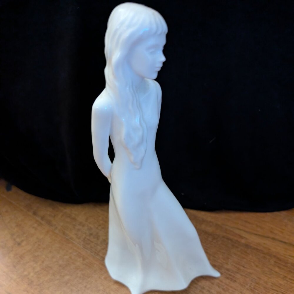 Royal Doulton *Tomorrow's Dream " Figured ne - Excellent Condition